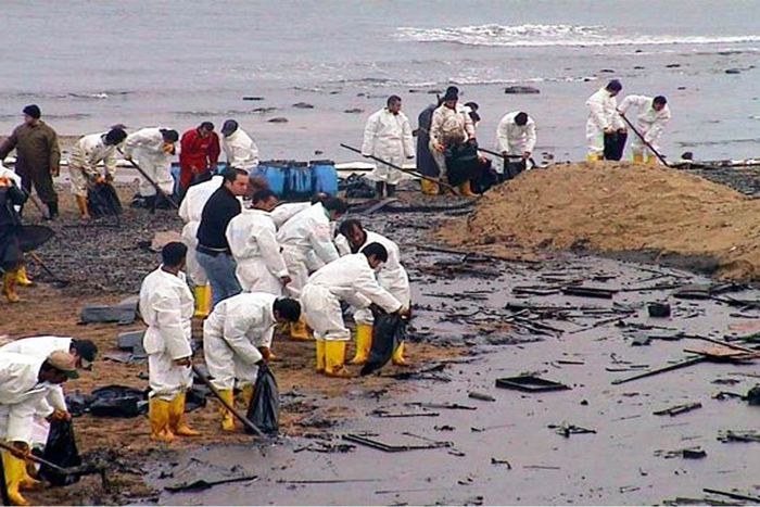 oil spill beach cleanup - Deepwater Horizon Beach Cleanup [IMAGE] | EurekAlert! Science News ...