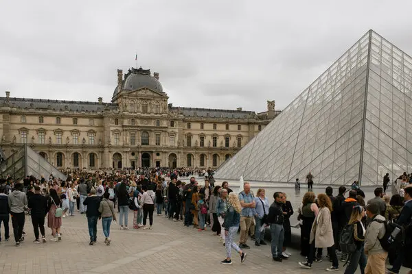 crowded museum entrance - Looking for Elbow Room, Louvre Limits Daily Visitors to 30,000 ...